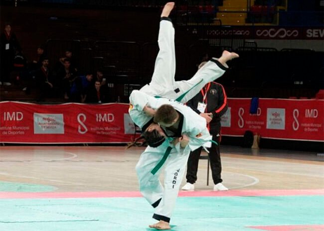 Los campeones de Esport Rogent en el campeonato de Hapkido